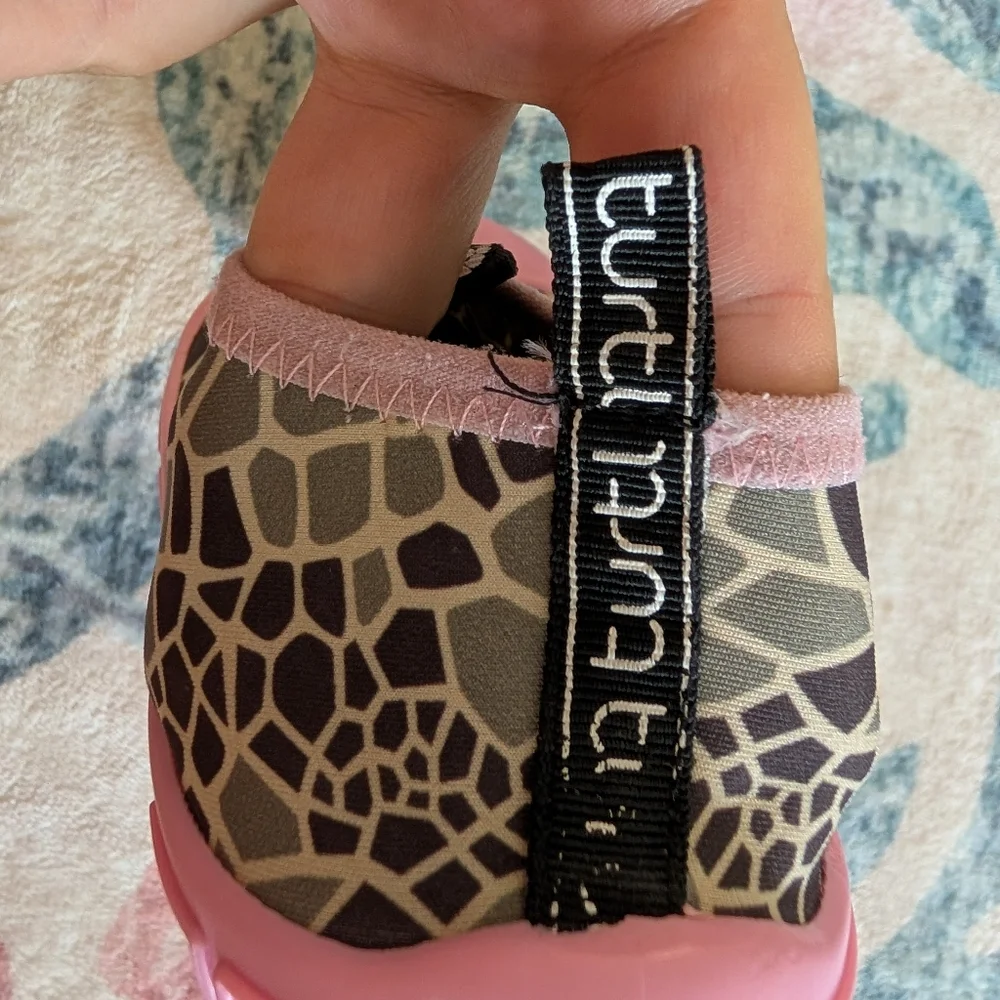 💥3/$24 Turtl Pink And Shell Print Water‎ Shoes